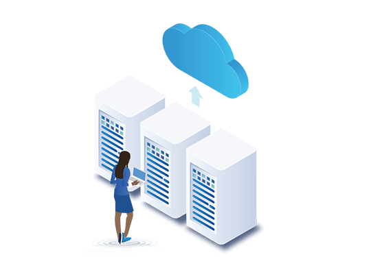 Une femme avec un ordinateur portable devant des serveurs en nuage.