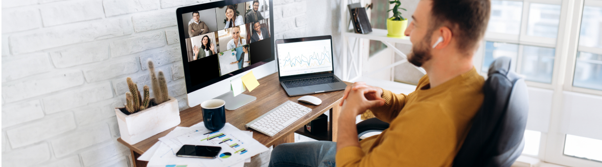 Un employé à distance qui utilise le logiciel infonuagique Webex de Bell pour collaborer avec des collègues utilisant une multitude d'appareils.